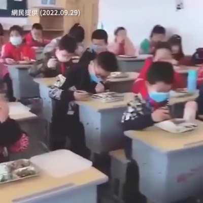 经典回忆：2022年9月29日，中国动态清零下，一学校学生戴口罩吃午餐。