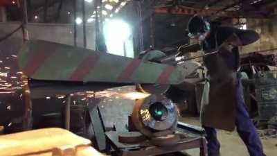 Ustedes quizás laburan en una oficina o en sus casas, yo de día trabajo en una fundición que parece mad max y de noche aprendo react :)