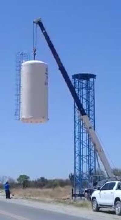 Reservoir tank of the DiOSSE org falls to the ground from approximately 20 meters.