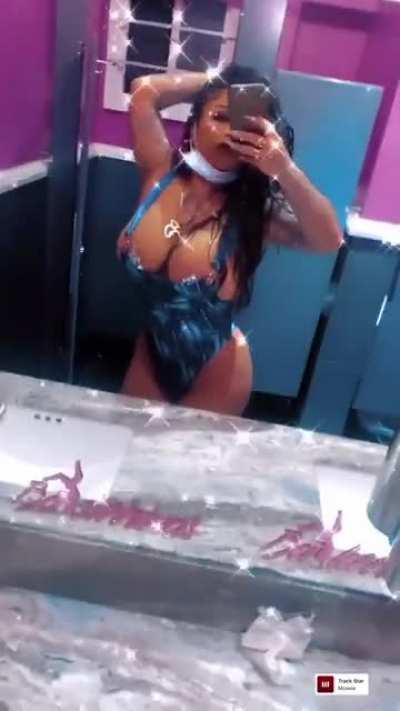 I’d let her tease me all night 🥵