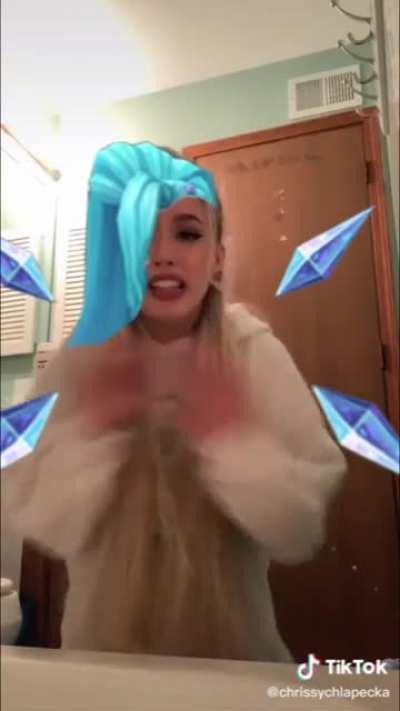 [J4F] Seraphina Grande 🎵 trying to be fake nice to lure a lone Brackern 🦂 so she can suck their soul 👻😱 out to power up her hoverboard 🎹 thingy idk I don't read lore. 💁‍♀️🚫📖