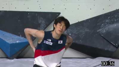 Korean athlete almost breaks his back after a successful round in the 2021 Climbing World Championships