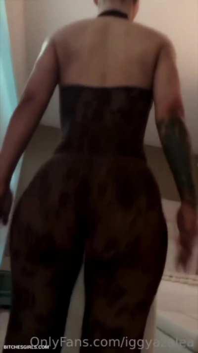 Iggy Azalea clapping her ass