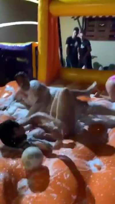 Emily pagando peitinhos dnv kk