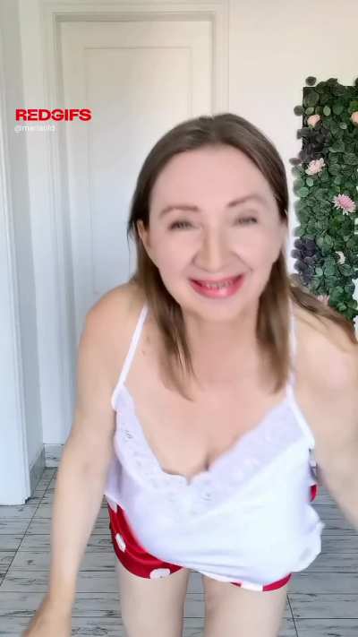 My mature boobs bouncing when I dance