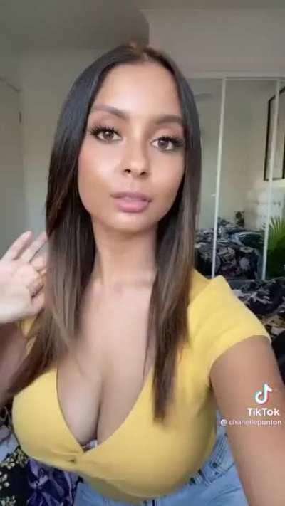Massive Cleavage / TikTok Video