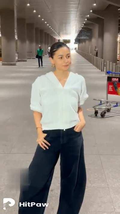 Alia's back from her holiday & well deserved break. She looks pretty & relaxed in casuals and also 5lbs lighter. Ranbir went to pick her up but preferred not to get clicked. Was Ranbir taking care of Raha while Alia was in london? any info anyone