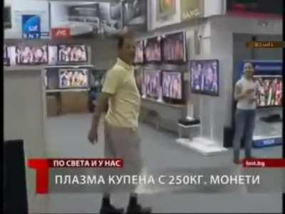 Ретро новини -2012 - Софиянец си купува телевизор с 250 кила стотинки