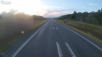 Idiot tries to overtake with excessive speed