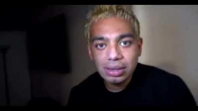 Traducion: Chica: Que pasa despues de que bebes la pocion? ) Chico: Despues de beberla? te transformas en ligma ) Chica: Quien es ligma?