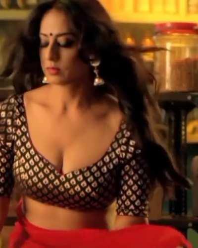 Mahi Gill sexy pallu drop