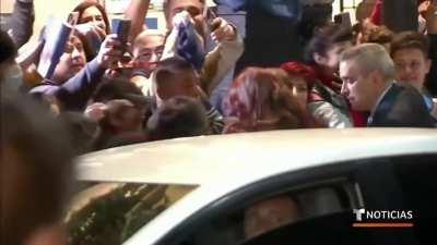 Ponganse los sombreros de aluminio parte 2. Esto es un auto atentado.