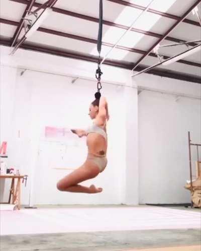 Кружиться на волосах это конечно круто..Но,что у нее сзади на пояснице?Родимое пятно?Волосы?