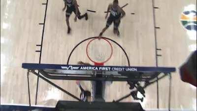 [Highlight] Donovan Mitchell skies for the emphatic chase down block!