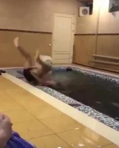 What a stupid man.. almost kill himself