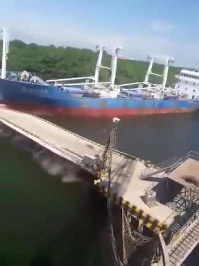 The pilot loses control of the Fu Yuan Yu Leng 999 and crashes into a pedestrian bridge at the Ecuadorian Naval Shipyard in 2020