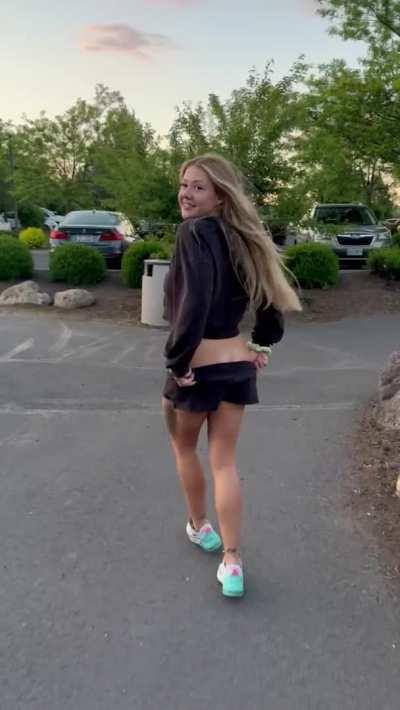 Love showing my ass off on walks ð