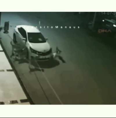 Tobia desmanchando carro