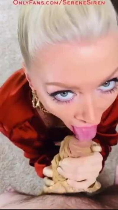 Girl playing un nylon