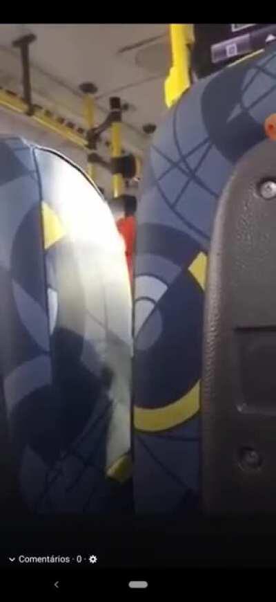 Homem tenta assaltar ônibus no RJ com um rato. Meu RJ não é pra qualquer um...