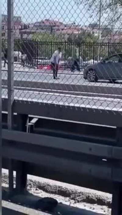 E5'in ortasında namaz kılan herif.