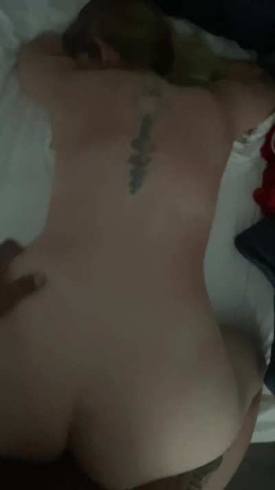 Snowbunny gets wet from backshots to her pussy