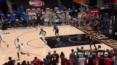 [Highlight] Jrue Holiday slows down the Hawks momentum with a beautiful layup