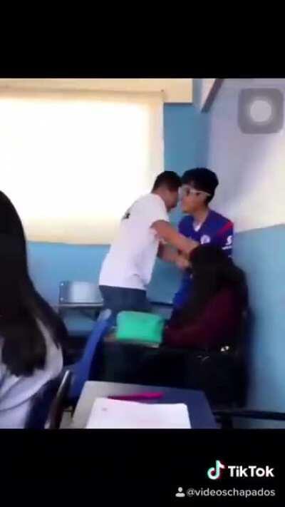 Quem nunca deu o cuzinho na sala que atores a 1 pedra.