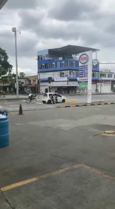 La ingeniería colombiana no tiene límites. Capturé estas imágenes del nuevo automóvil prototipo que corre sin gasolina.