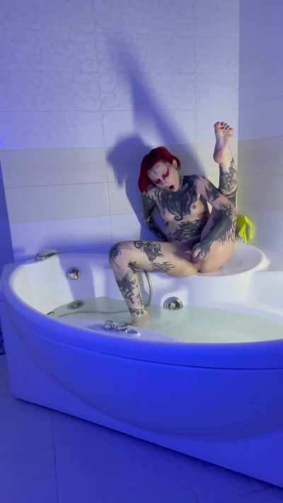 Cant stop to stretching my wet holes in the bath 