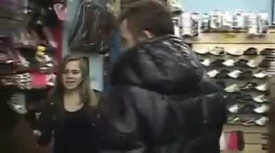 uma reportagem sobre usuários de crocs