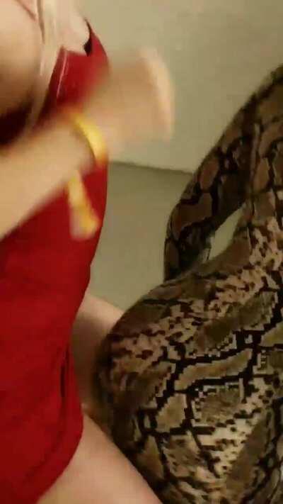 Mira grinds on Jenna @ TwitchCon Berlin