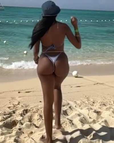 love how she makes content for the gym but also makes the content for us 😂🍑😮‍💨💦