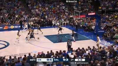 [Highlight] Jordan Poole splits the defense with the spin and drops it off to Green for the slam