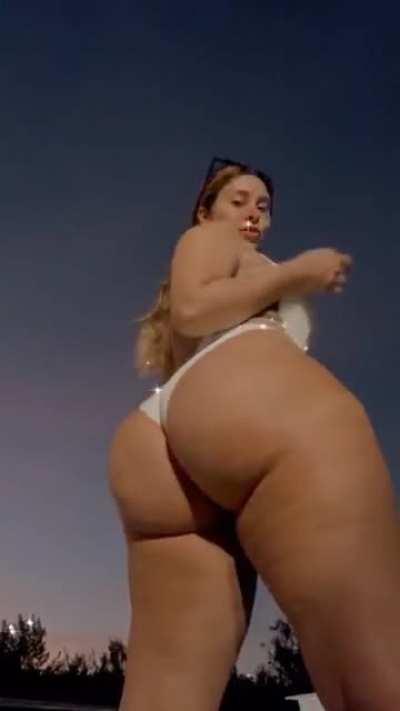 Her ass so beefy wtffffff 😩😩😩😩😩💦💦