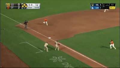 [Highlight] Evan Longoria plays the bounce off the bag to get Tatis out in a rundown!