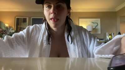 Alexandra Daddario (YT)