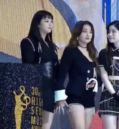 210131 - Jihyo holding Jeongyeon's hand