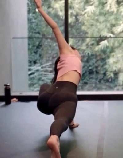 Starting 2025 with this gem from Mommy Charli