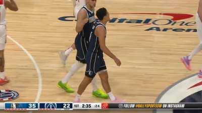 [Highlight] Jordan Poole goes into Josh Green's legs. Called for offensive foul. Josh Green heads to the locker room.