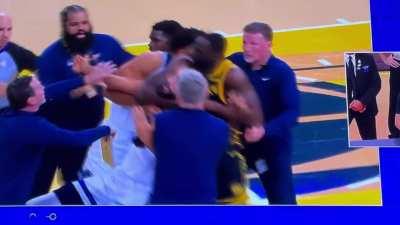 [Highlight] Alternate angle of Green choking out Gobert, who looks completely unbothered