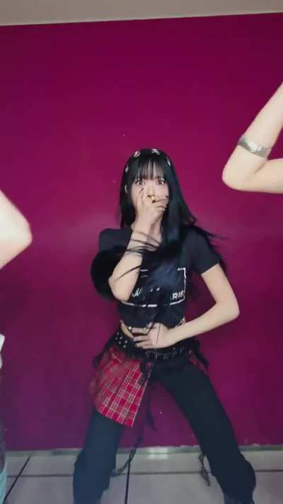 251025 LE SSERAFIM TikTok Update with Miyawaki Sakura & Kim Chaewon