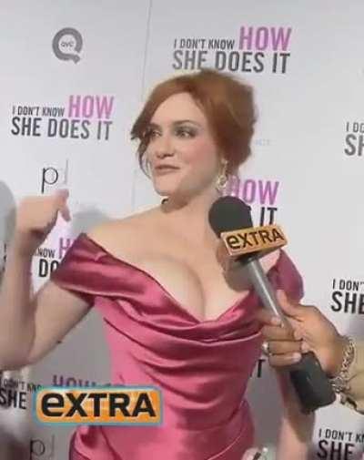 Christina Hendricks in her nice dress 😳