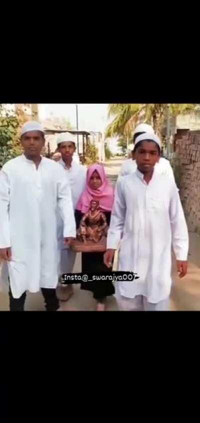 LANAT! LANAT! LANAT! Sharam kro endian muzlims kya tumhe ilm nahi hai ki jis hindoo ki murti tum utha rhe ho usne aur uske vanshaj ne hamare incestors (mughals) ko mara tha. Khuda ka khof kro kya tumhe ek din marna nahi hai??