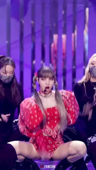 Love the way she moves, she is so hot!!!!🤤🔥 (DM open!)