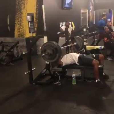 Group effort to help man struggling with weights