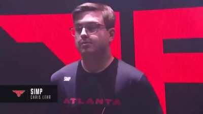 Rubius apareciendo en el 2015 respondiéndole el tweet a yuya