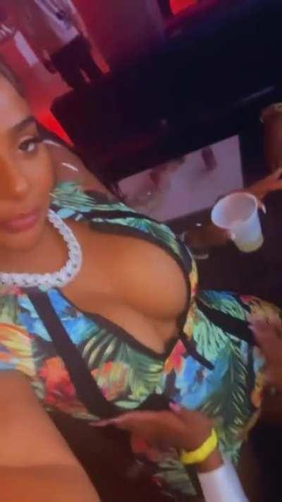 [Story] 31-10-21 Squeezable