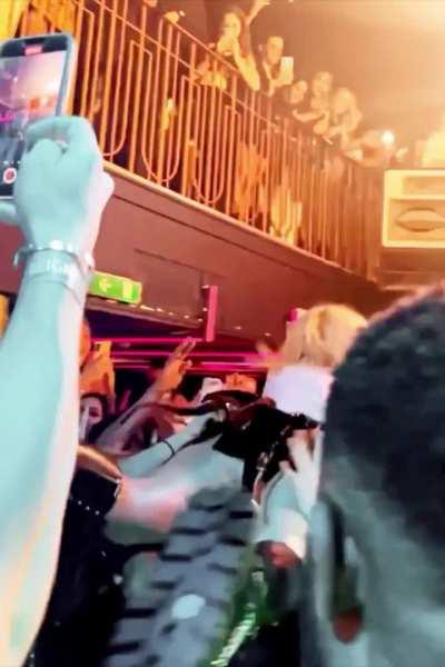 Avril Lavigne (crowd leap)