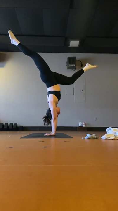 first time playing with gaze shifts to back wall/ceiling/eyes closed in [a sloppy] handstand, success